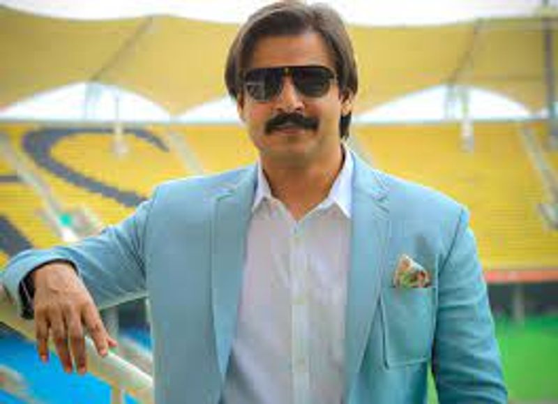 ఒకప్పటి బాలీవుడ్ హీరో వివేక్ ఒబెరాయ్ తెలుగులో విలన్ రోల్స్ చేస్తున్నారు. వినయ విధేయ రామ, రక్త చరిత్ర చిత్రాలలో వివేక్ విలన్ గా నటించి మెప్పించారు. ఈ స్టార్ విలన్ సినిమాకు మూడు కోట్లు తీసుకుంటున్నారట.