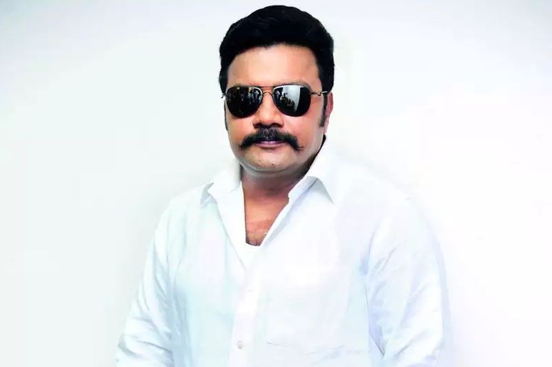 సీనియర్ నటుడు సాయి కుమార్ క్యారెక్టర్ ఆర్టిస్ట్ గా విలన్ గా రాణిస్తున్న విషయం తెలిసిందే. ఒకప్పటి ఈ హీరో, విలన్ గా సినిమాకు రూ. 50 లక్షల వరకు డిమాండ్ చేస్తున్నారట.