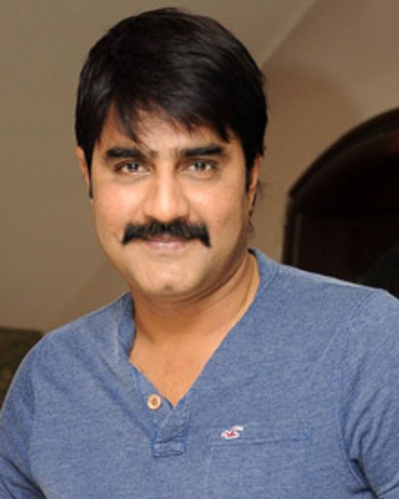 విలన్ గా మారిన మరో ఫ్యామిలీ చిత్రాల హీరో శ్రీకాంత్. సవ్యసాచి మూవీలో చైతన్యకు ఆయన విలన్ గా చేశారు. బాలయ్య అఖండ మూవీలో మరోమారు విలన్ గా నటిస్తున్న శ్రీకాంత్ సినిమాకు ఒక కోటి రూపాయలు తీసుకుంటున్నారట.