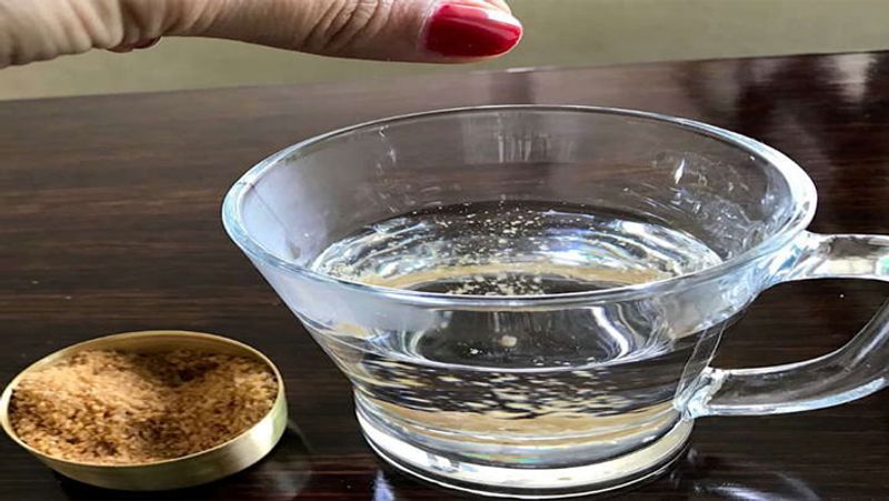 सांस संबंधी परेशानी के लिए
सांस संबंधी परेशानियों में भी हींग फायदा करता है। इसमें मौजूद एंटी-इंफ्लेमेंटरी, एंटी-वायरल और एंटीबायोटिक गुण अस्थमा, ब्रोंकाइटिस, सूखी खांसी और जुकाम में भी असरकारक होता है। इसके लिए आप गर्म पानी में हींग का सेवन करें।