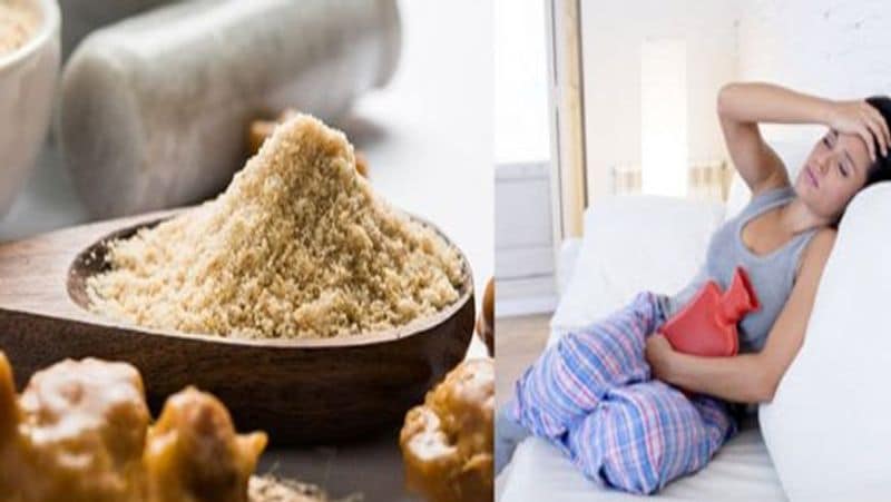 पीरियड्स के दर्द को करें कम
महिलाओं को हर महीने होने वाले पीरियड्स के दौरान दर्द को दूर करने में हींग का इस्तेमाल किया जा सकता है। चुटकी भर हींग को पानी के साथ लेने से दर्द से छुटकारा मिलता है।