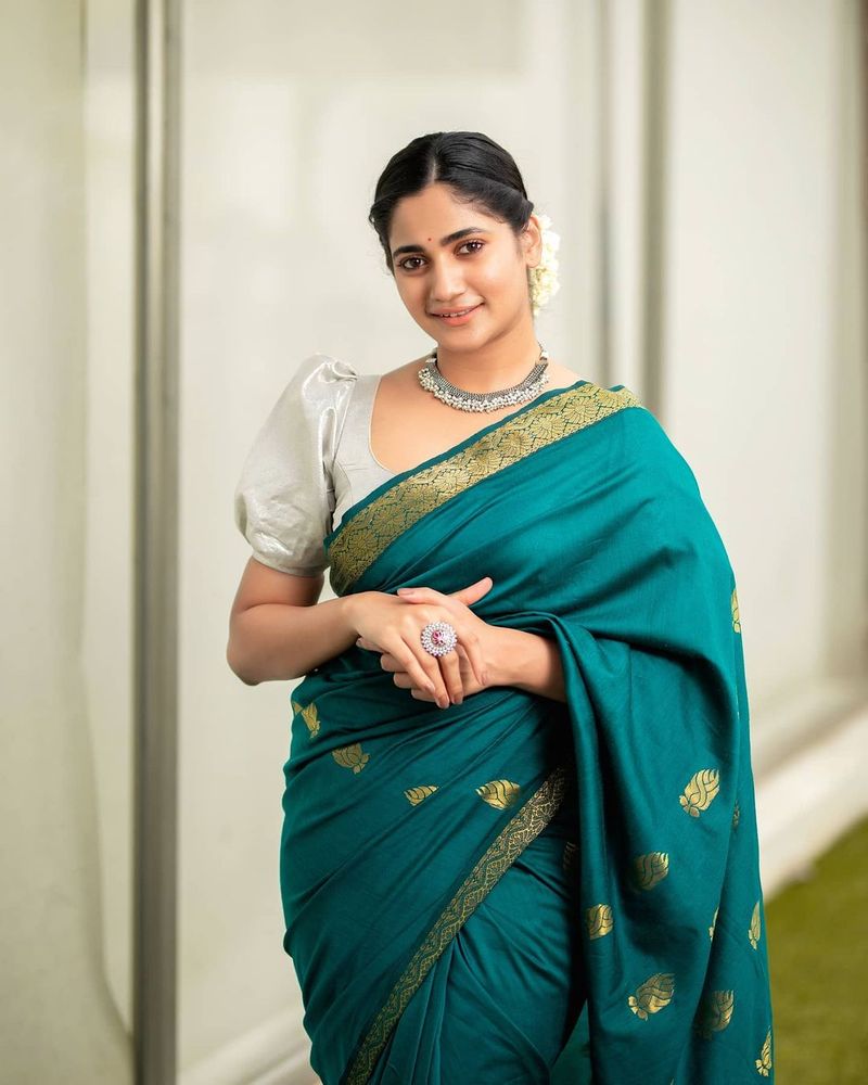 பிக்பாஸ் நிகழ்ச்சியில் இருந்து வெளியே வந்த பிறகு லாஸ்லியாவிற்கு ஹர்பஜன் சிங்குடன் “ப்ரெண்ட் ஷிப்”, பிக்பாஸ் ஆரியுடன் ஒரு படம், புதுமுக ஹீரோ ஒருவருடன் ஒரு படம், தர்ஷன் உடன் ஒரு படம் என அடுத்து வாய்ப்புகள் குவிந்து வருகிறது. 