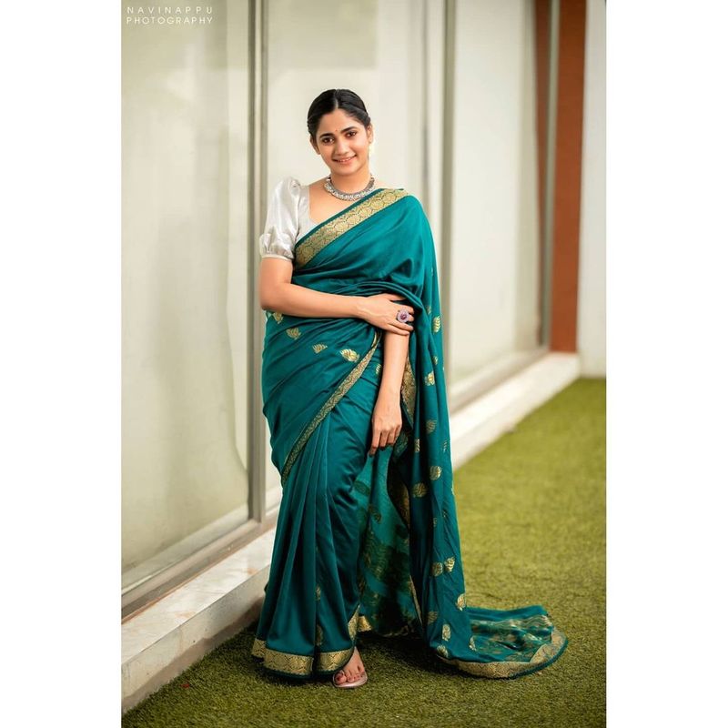 அவ்வப்போது ரசிகர்கள் மனதை வருடம் விதமாக புதிய புதிய புகைப்படத்தையும் வெளியிட்டுள்ளார் 