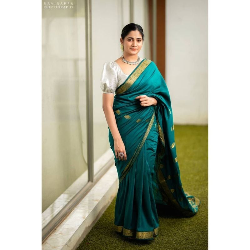 மேலும் பச்சை நிற பட்டு சேலையில், வெள்ளை நிற ஜாக்கெட் அணிந்து இவர் வெளியிட்டுள்ள லேட்டஸ்ட் புகைப்படங்கள் தற்போது சமூக வலைத்தளத்தில் வைரலாகி வருகிறது.