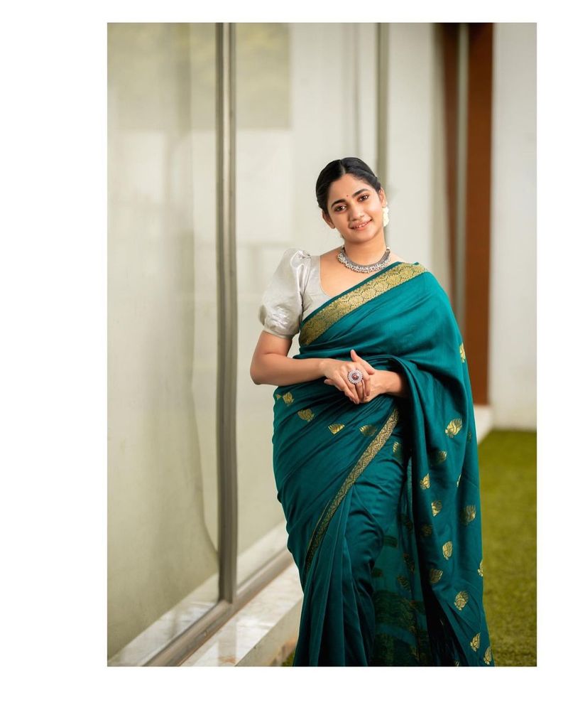சிங்கிள் பிளீட் சேலையில் செம்ம அழகாக போஸ் கொடுக்கும் லாஸ்லியா 