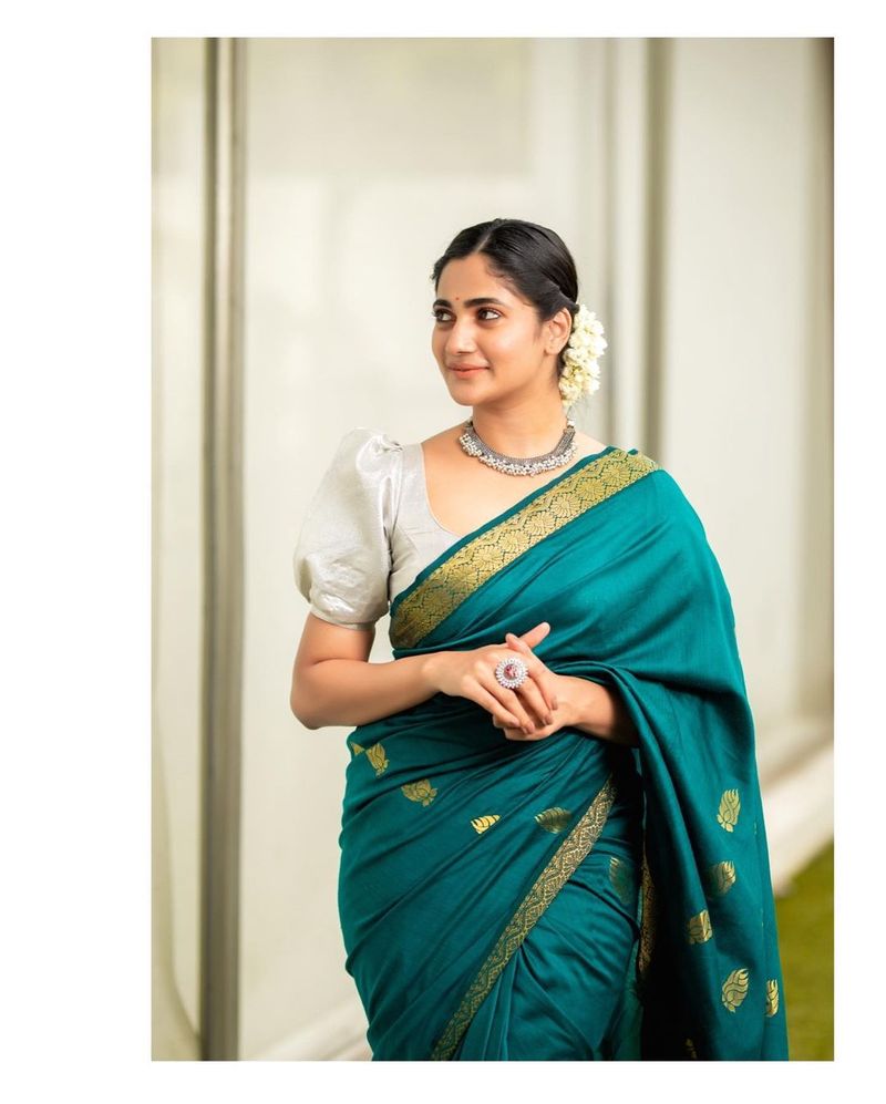 தலையில் மல்லிப்பூ வைத்து... உடைக்கு ஏற்ற போல் அலங்காரம் செய்து கலக்கல் போஸ் 
