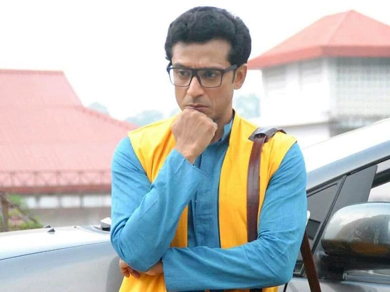 ভালো অভিনয় করেন, দেখতেও খারাপ নন, তাঁর ওপর সুদর্শন চেহারা, ফিটনেশের দিক থেকেও পার্ফেক্ট তিনি। এত কিছুর পরও নিয়মিত কাজ পেতে একসময় বেগ পেতে হচ্ছে তাঁকে। সমালোচকদের মতে তাঁর অভিনয় জাতীয় পুরষ্কার পাওয়ার মত, কিন্তু তা বাস্তবে স্বপ্নই রয়ে গেছে।
