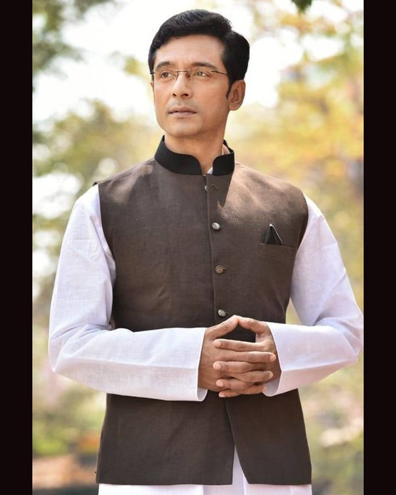 অভিনেতার কথায় ইন্ডাস্ট্রিতে স্বজনপোষণ থাকার দরুন প্রায়শই কঠিন লড়াইয়ের সম্মুখীন হতে হয়েছে অনেককেই। সব কথা পাকা হয়ে যাওয়ার পরেও শেষ মুহূর্তে বাদ পড়তে হয়েছে ছবি থেকে বহুবার।