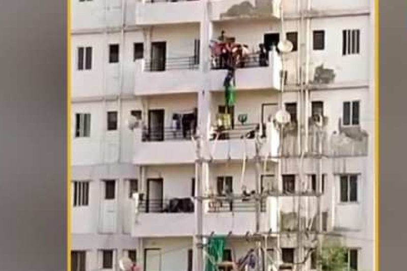 बता दें कि रेशमा के पति शरद मूल रूप से वाराणसी के रहने वाले थे। कुछ दिन पहले शरद के माता-पिता की कोरोना की चपेट में आ गए थे। जिनकी देखरेक करने के लिए वह उनके पास गए। लेकिन दोनों की मौत हो गई, मात-पिता की सेवा करते वक्त रेश्मा भी संक्रमित हो गए और इलाज के लिए वहीं भर्ती हो गए, लेकिन 23 मई को शरद की भी मौत हो गई।