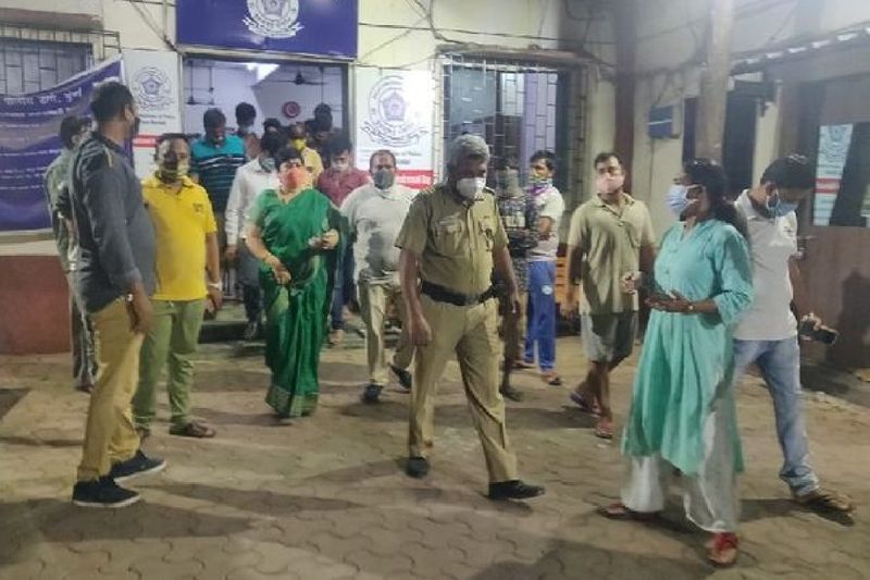 सुसाइड नोट में रेशमा ने लिखा-वह अपने पड़ोसी अयूब खान और उनके घरवालों से परेशान हो चुकी है। इन लोगों पर मृतका ने मानसिक रूप से तंग करने का आरोप लगाया है। नोट में लिखा है कि वह मेरे बेटे के शोर मचाने से परेशान थे, उसके खेलने पर यह लोग आपत्ति जताते थे। आए दिन इस बात को लेकर झगड़ा करते। उन्होंने मेरा जीना मुश्किल कर दिया और आस-पड़ोस में इसकी शिकायत करने लगे। पुलिस ने आरोपी अयूब खान और उसकी पत्नी और बेटे शादाब गिरफ्तार कर लिया है।