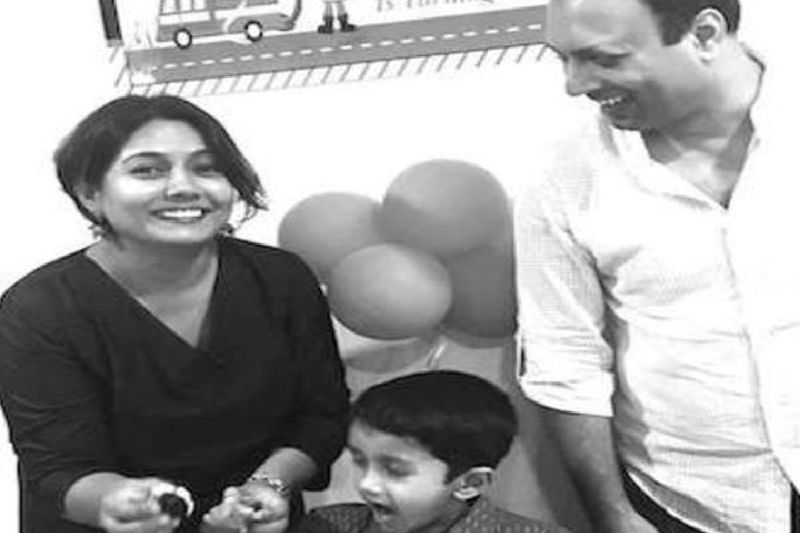 दरअसल, दर्दनाक घटना दो दिन पहले यानि सोमवार को मुंबई के अंधेरी इलाके के चांदीवाली में घटी। जहां 44 साल की रेशमा तेंत्रिल नाम की महिला अपने बेटे गरुण को लेकर अपार्टमेंट की 12वीं मंजिल पर पहुंची। इसके कुछ देर बाद ही उसने छलांग लगा दी। मामले की सूचना मिलते ही पुलिस पहुंची और शव बरामद किया। पुलिस को महिला के फ्लैट एक सुसाइड नोट भी बरामद हुआ है। जिसमें आत्महत्या करने की वजह लिखी हुई है। (फोटो, सोर्स भास्कर)