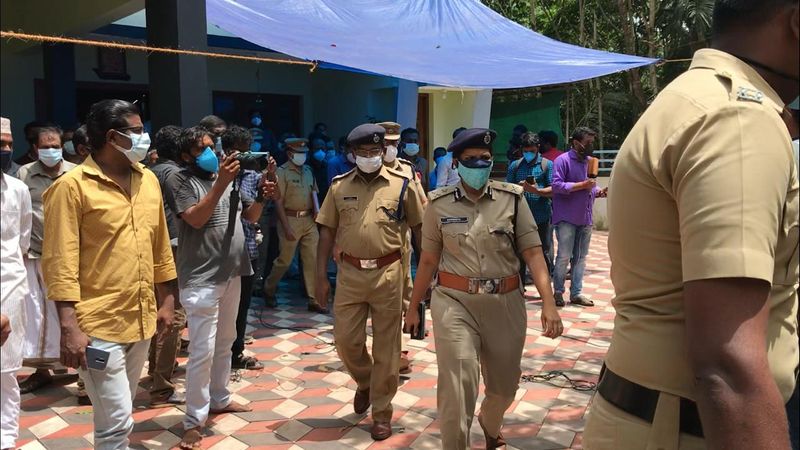 അന്ന് വിവാഹം കഴിഞ്ഞ് ആറ് മാസമായിരുന്നതേയുള്ളൂ. കേസുമായി ബന്ധപ്പെട്ട് മുന്നോട്ട് പോകേണ്ടെന്നാണ് വിസ്മയയും കുടുംബവും തീരുമാനിച്ചത്. അതനുസരിച്ചാണ് പൊലീസ് പ്രവര്ത്തിച്ചതെന്നും ഐജി വിശദമാക്കി. കേസ് ഏറ്റെടുത്ത അന്വേഷണ ഉദ്യോഗസ്ഥയോട് കാര്യങ്ങളെല്ലാം വിശദമായി സംസാരിച്ചിട്ടുണ്ടെന്നും ഇതുവരെയുള്ള പൊലീസ് നടപടിയിൽ തൃപ്തിയുണ്ടെന്നും വിസ്മയയുടെ കുടുംബവും പ്രതികരിച്ചു. 
