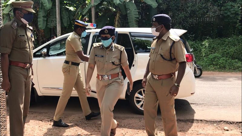 తిరిగి అత్తింటికి వెళ్లిన విస్మయ ఆ తరువాత తల్లితో తప్ప వేరేవారితో కాంటాక్ట్ లో లేదని పోలీసులు తెలిపారు. విస్మయ భర్త తనకు కొనిచ్చిన పదిలక్షల కారుకు బదులు క్యాష్ ఇవ్వాలని.. తనకు కారు వద్దని కుటుంబ సభ్యులపై ఒత్తిడి తెస్తున్నాడని విస్మయ తండ్రి పేర్కొన్నాడు. అయితే అది సాధ్యమయ్యే విషయం కాదని తాను స్పష్టంగా చెప్పానని నాయర్ చెప్పారు.
