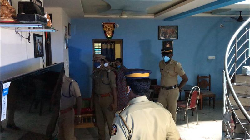 അതേ സമയം ഇന്നലെ അറസ്റ്റിലായ വിസ്മയയുടെ ഭർത്താവ് കിരൺകുമാർ കൊട്ടാരക്കര സബ്ജയിലിൽ റിമാൻഡിലാണ്. സ്ത്രീധനമൊന്നും നല്കേണ്ടതില്ലെന്ന വാഗ്ദാനവുമാണ് മോട്ടോര് വാഹന വകുപ്പ് ഉദ്യോഗസ്ഥന് കിരണ് കുമാറും കുടുംബവും വിവാഹ ആലോചനയുമായി വിസ്മയയുടെ കുടുംബത്തെ സമീപിച്ചത്. 