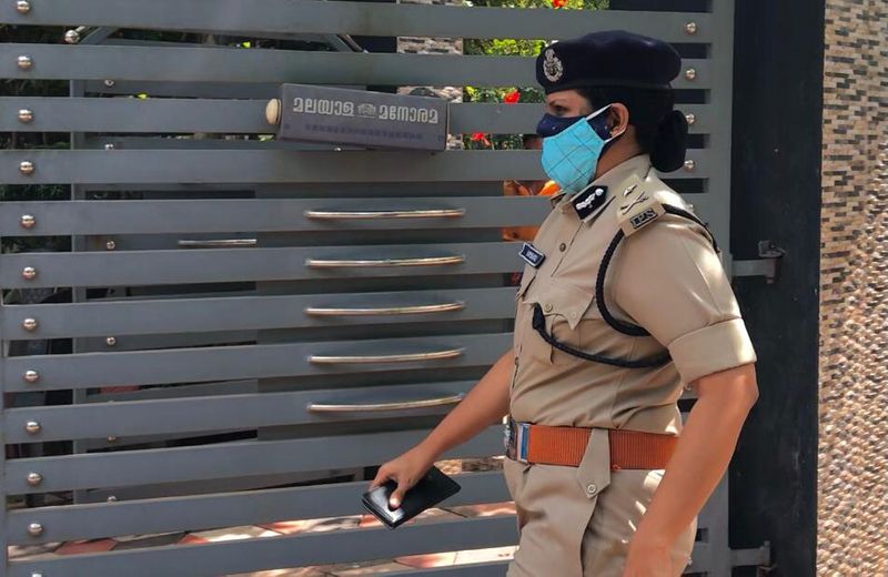 വിസ്മയയുടെ ഭര്ത്താവ് കിരൺ വീട്ടിൽ വന്ന് അതിക്രമം നടത്തിയ കേസ് പുനരന്വേഷണം നടത്തണമെന്ന് കുടുംബം ആവശ്യപ്പെട്ടിരുന്നു. ജനുവരിയിൽ നടന്ന സംഭവത്തിൽ പൊലീസ് ഇടപെട്ട് കിരണിനെ താക്കീത് ചെയ്യുകയും കേസ് ഒത്തുതീര്പ്പാക്കുകയുമായിരുന്നു. എന്നാല്, ഇക്കാര്യത്തിൽ ഒരു വീഴ്ചയും പൊലീസിന് സംഭവിച്ചിട്ടില്ലെന്നായിരുന്നു ഹര്ഷിത അട്ടല്ലൂരി പറഞ്ഞത്. 