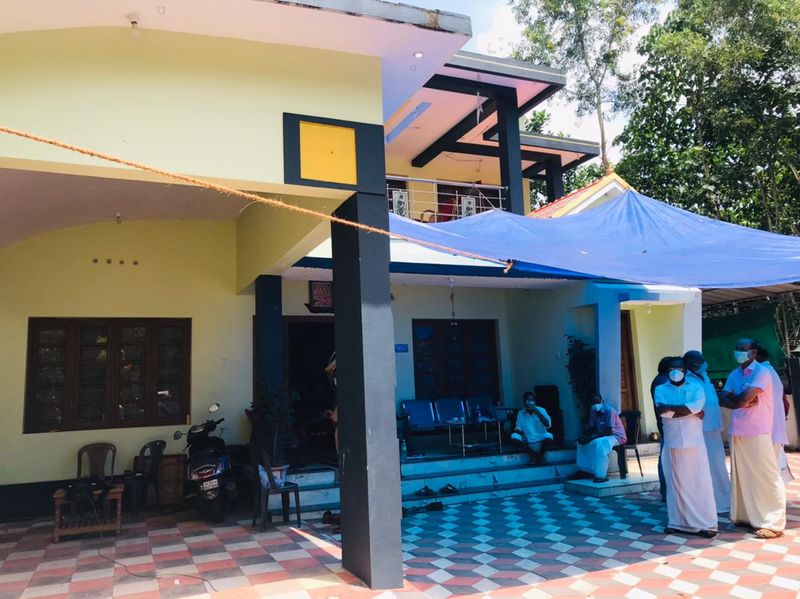 എന്നാല് വിവാഹം കഴിഞ്ഞയുടനെ കിരണ് സ്ത്രീധനത്തിന്റെ പേരില് പീഡനം തുടങ്ങുകയായിരുന്നെന്ന് വിസ്മയയുടെ കുടുംബം പറയുന്നു.
എന്നാല് ഇതെല്ലാം പൊളളത്തരമായിരുന്നെന്ന് വിസ്മയയുടെ കുടുംബം തിരിച്ചറിഞ്ഞത് വിവാഹത്തിനു ശേഷം മാത്രം. സ്ത്രീധനത്തിന്റെ പേര് പറഞ്ഞ് വിസ്മയയുടെ സഹോദരനെ പോലും കിരണ്കുമാര് മര്ദിച്ചിരുന്നു. 