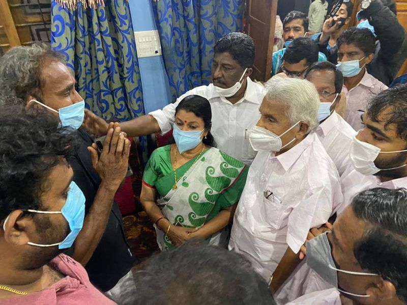 ഇതനുസരിച്ച് കാര് വാങ്ങി നല്കുകയും ചെയ്തു. എന്നാല്, സ്ത്രീധനമായി കിട്ടിയ കാറിന് പത്തു ലക്ഷം രൂപ മൂല്യമില്ലെന്നും അത് തന്റെ സ്റ്റാറ്റസിന് ചേരുന്നതല്ലെന്നും പറഞ്ഞായിരുന്നു കിരണിന്റെ ഭാര്യപീഢനം. 