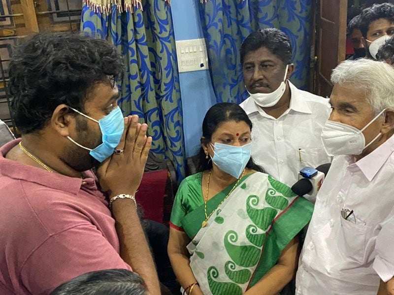 ഈ വര്ഷം ജനുവരിയില് മദ്യപിച്ച് പാതിരാത്രിയില് നിലമേലിലെ വിസ്മയയുടെ വീട്ടില് എത്തിയ കിരണ് ഇക്കാര്യം പറഞ്ഞ് വിസ്മയയെയും സഹോദരന് വിജിത്തിനെയും മര്ദിക്കുകയും ചെയ്തു. വിവാഹം കഴിഞ്ഞ ഘട്ടം മുതല് തുടങ്ങിയ മര്ദനത്തെ കുറിച്ചുളള വിവരം ആദ്യമാദ്യം വിസ്മയ വീട്ടുകാരില് നിന്ന് മറച്ചുവച്ചിരുന്നു. 