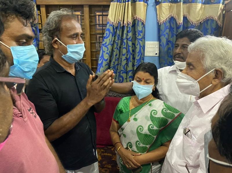 ഗതികെട്ടാണ് അവര് വീട്ടില് കാര്യങ്ങള് അറിയിച്ചത്. കിരണ്കുമാറിന്റെ ബന്ധുക്കളുടെ വിസ്മയയോടുളള പെരുമാറ്റത്തെ കുറിച്ചും പരാതിയുണ്ട്. പന്തളം എന്എസ്എസ് കോളജിലെ അവസാന വര്ഷ ആയുര്വേദ ബിരുദ വിദ്യാര്ഥിനിയാണ് മരിച്ച വിസ്മയ.
കൊവിഡ് മഹാമാരിയുടെ രണ്ടാംവരവിന്റെ ഈ കാലത്ത്, എല്ലാവരും മാസ്ക് ധരിച്ചും സാനിറ്റൈസ് ചെയ്തും സാമൂഹ്യ അകലം പാലിച്ചും വാക്സിന് എടുത്തും പ്രതിരോധത്തിന് തയ്യാറാവണമെന്ന് ഏഷ്യാനെറ്റ് ന്യൂസ് അഭ്യര്ത്ഥിക്കുന്നു. ഒന്നിച്ച് നിന്നാല് നമുക്കീ മഹാമാരിയെ തോല്പ്പിക്കാനാവും. #BreakTheChain #ANCares #IndiaFightsCorona