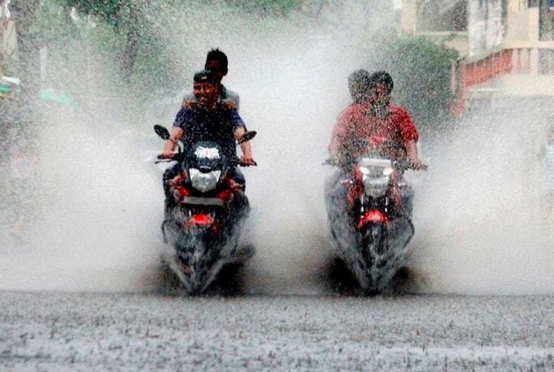 రోడ్ల పై నీరు నిండి ఉంటే
వర్షాకాలంలో రోడ్లు కొన్ని చొట్ల నీటితో నిండిపోతాయి. దీనివల్ల కొన్నిసార్లు రోడ్లపై ఉన్న పెద్ద గుంతలు కనిపించవు. రాత్రి సమయంలో ఈ సమస్య మరీ ఎక్కువ. అందువల్ల వర్షాపు నీరు నిండిన చోట ద్విచక్ర వాహన్నాని డ్రైవ్ చేయవద్దు. అంతేకాదు ఎక్కువ వర్షపు నీటిలో బైక్ డ్రైవ్ చేయడం వలన సైలెన్సర్ లోపలకి నీరు వెళ్ళే ప్రమాదం ఉంది, ఈ కారణంగా మీ బైక్ ఆగిపోవచ్చు.
