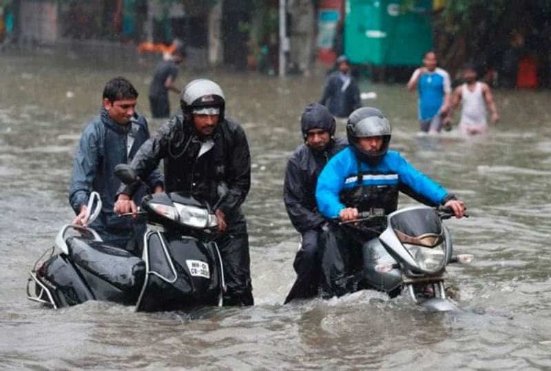 రోడ్ల పై నీరు నిండి ఉంటే
వర్షాకాలంలో రోడ్లు కొన్ని చొట్ల నీటితో నిండిపోతాయి. దీనివల్ల కొన్నిసార్లు రోడ్లపై ఉన్న పెద్ద గుంతలు కనిపించవు. రాత్రి సమయంలో ఈ సమస్య మరీ ఎక్కువ. అందువల్ల వర్షాపు నీరు నిండిన చోట ద్విచక్ర వాహన్నాని డ్రైవ్ చేయవద్దు. అంతేకాదు ఎక్కువ వర్షపు నీటిలో బైక్ డ్రైవ్ చేయడం వలన సైలెన్సర్ లోపలకి నీరు వెళ్ళే ప్రమాదం ఉంది, ఈ కారణంగా మీ బైక్ ఆగిపోవచ్చు.
