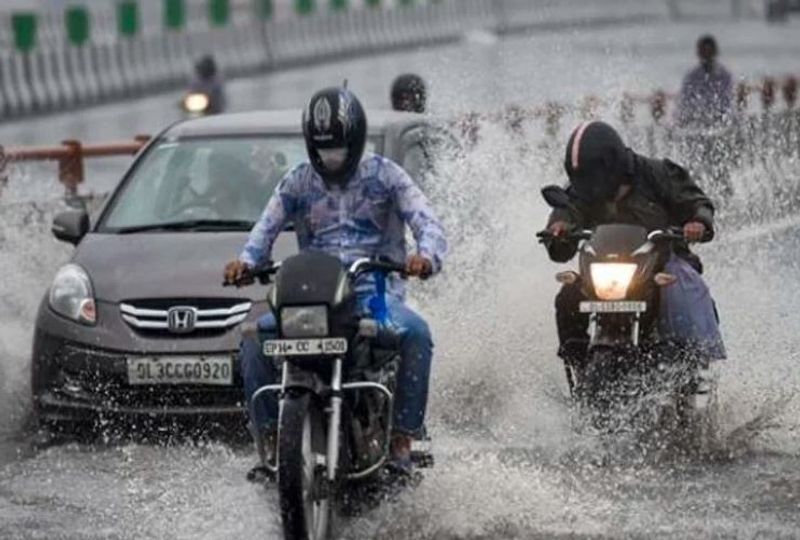 హెల్మెట్ ధరించడం
మీరు ఇంటి దగ్గరి ప్రదేశంలోకి వెళుతున్నప్పటికీ హెల్మెట్ లేకుండా ఎప్పుడూ బైక్ లేదా స్కూటర్ నడపకండి. ముఖ్యంగా వర్షకాలం రోజుల్లో హెల్మెట్ తప్పనిసరి ధరించండి. వర్షం సమయంలో హెల్మెట్ విజర్ (గ్లాస్) కారణంగా వర్షపు చినుకులు కళ్ళపై పడవు, ఇంకా బైక్ రైడ్ చేయడం సులభం చేస్తుంది. హెల్మెట్ మిమ్మల్ని సురక్షితంగా ఉంచుతుంది. హెల్మెట్ ధరించకపోవడం జరిమానా మాత్రమే కాదు, మీ జీవితంని ప్రమాదాల నుండి కాపాడుతుంది. 