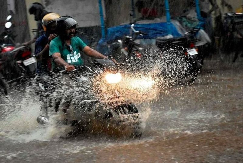 ముఖ్యంగా వర్షం కురుస్తున్నప్పుడు రోడ్లపై బైకులు, స్కూటీలు స్కిడ్ అవడం వల్ల రోడ్డు ప్రమాదాలు సంభవిస్తాయి. కొన్నిసార్లు చిన్న తప్పులు కూడా పెద్ద ప్రమాదాలకు దారితీస్తాయి. ఇలాంటి పరిస్థితులలో మీరు వర్షం పడుతున్నప్పుడు బైక్ లేదా స్కూటర్పై వెళ్ళేటప్పుడు ఈ టిప్స్ గుర్తుపెట్టుకోండి...