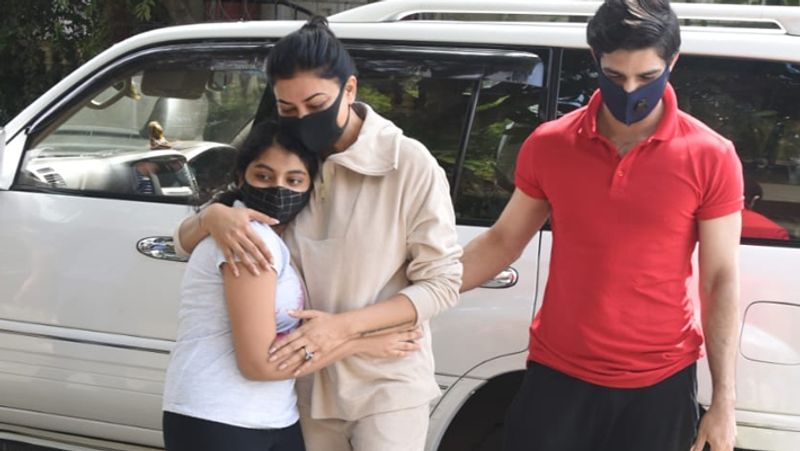 सुष्मिता बेटी और ब्वॉयफ्रेंड के साथ बांद्रा के एक क्लिनिक के बाहर नजर आई। इस दौरान वे बेटी को गले लगाती दिखी। 
