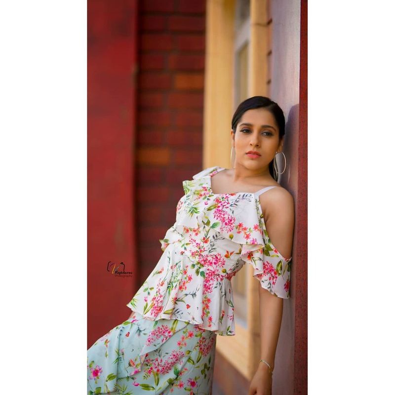 ఇక కమెడీయన్ సుడిగాలి సుధీర్తో ఈ అమ్మడికి ఉన్న ఎఫైర్ గురించి అందరికి తెలిసిందే. స్టేజ్పైనే వీరిద్దరు రెచ్చిపోయి రొమాన్స్ చేస్తుంటారు. షోలని మరింతగా రక్తికట్టిస్తుంటారు.
