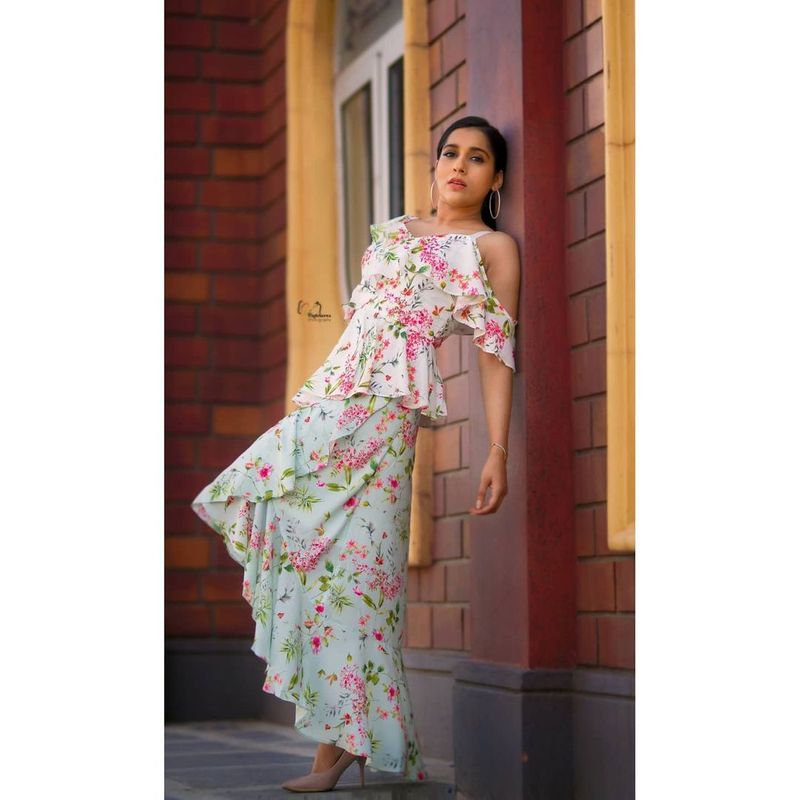 ఇలా గ్లామరస్ ఫోటోలతో నెటిజన్లని, సోషల్ మీడియా అభిమానులు బుట్టలో వేసుకుంటూ, మరోవైపు షోలతో టీవీ ఆడియెన్స్ ని మెస్మరైజ్ చేస్తూ, సుధీర్తో రొమాన్స్ తో కుర్రాళ్లని తన వలలో వేసుకుంటూ ఓ ఊపు ఊపుతుంది రష్మీ.