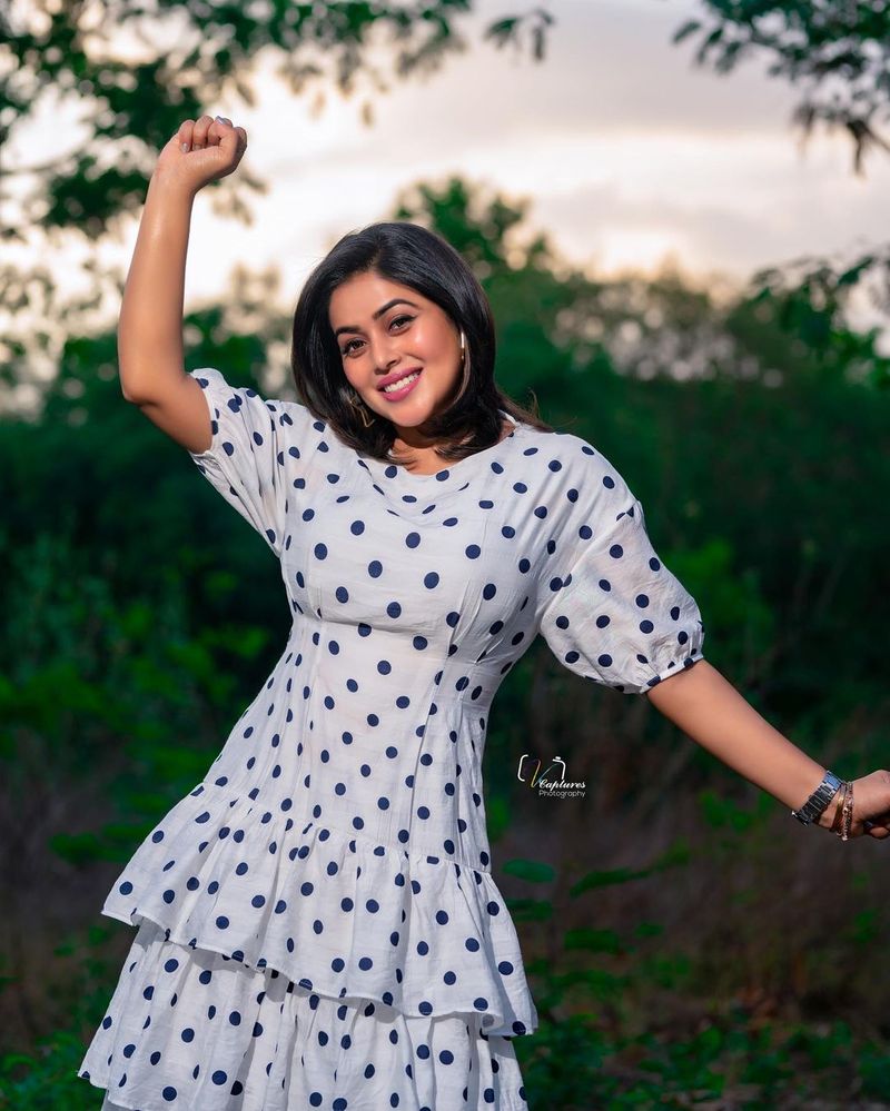 పూర్ణ అంటే `అవును` సినిమా గుర్తొస్తుంటుంది. అయితే ఇది గతం.. ఇప్పుడు పూర్ణ అంటూ `ఢీ` షోనే గుర్తొస్తుంది. అంతగా పాపులర్ అయ్యింది పూర్ణ.