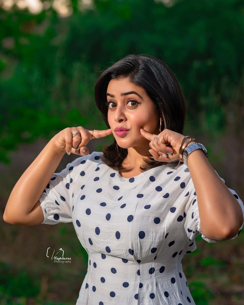 షోలో పూర్ణ ఎలాంటి కామెంట్ చేస్తుందనేది ఆసక్తికరంగా మారింది. అయితే ఈ వారంలో `ఢీ`షోలో మరింతగా రెచ్చిపోయింది పూర్ణ. ఏకంగా సుడిగాలి సుధీర్నే పట్టుకుంది.