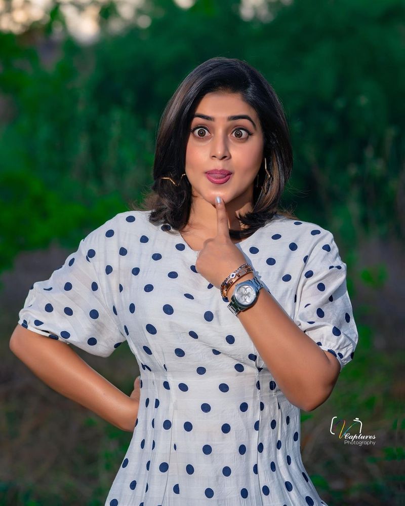 ఈ షోలో సుధీర్, రష్మీల మధ్య రొమాన్స్ ని చూపిస్తుంటారు. కానీ ఈ వారం సుధీర్, పూర్ణలు జోడీ కట్టారు. మరోవైపు హైపర్ ఆది.. ప్రియమణితో జోడీ కట్టారు. ఈ రెండు జోడీలు రీసార్ట్ కి వెళ్లి తెగ ఎంజాయ్ చేశారు.