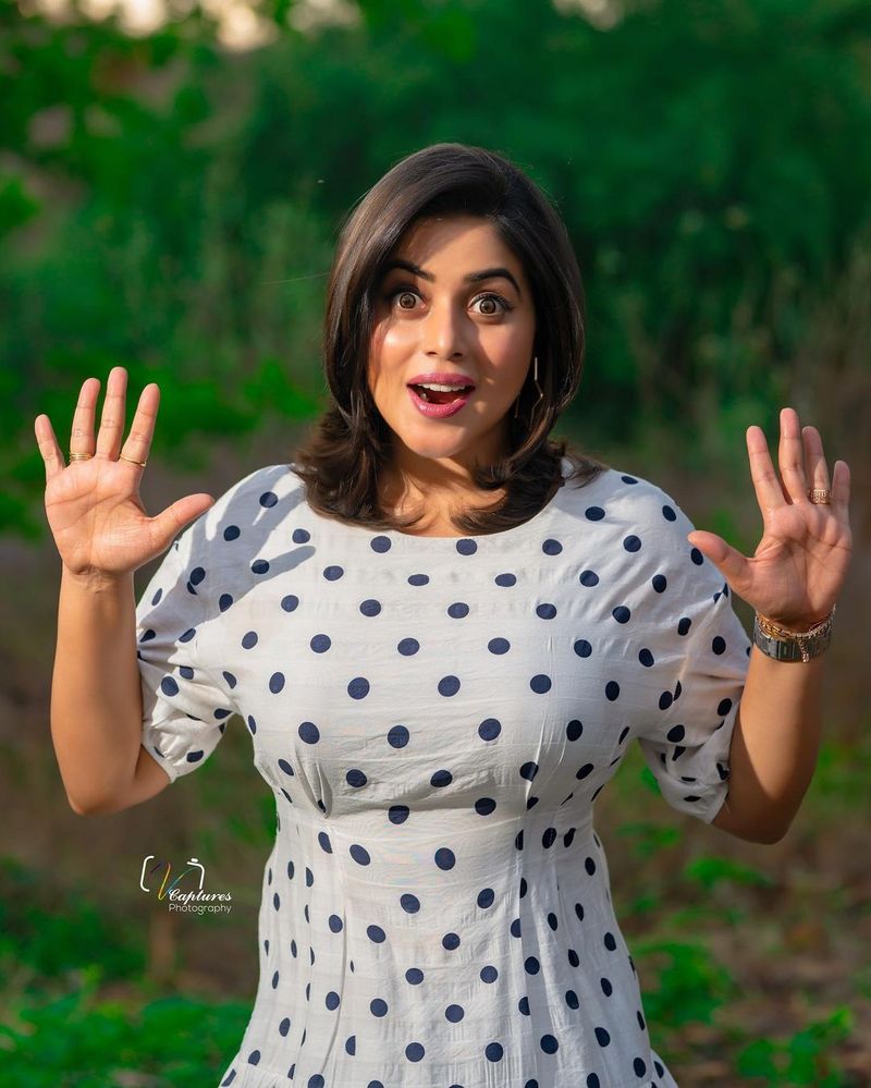 ఇందులో భాగంగా పొల్కా డాట్స్ వైట్ గౌన్లో పూర్ణ హోయలు పోయింది. చిత్ర విచిత్రమైన పోజులతో పిచ్చెక్కిస్తుంది.