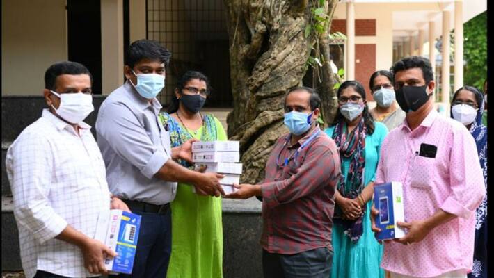 kozhikode azhchavattam Government Higher Secondary School alumni to gives mobile phones to needy students kozhikode azhchavattam Government Higher Secondary School alumni to gives mobile phones to needy students