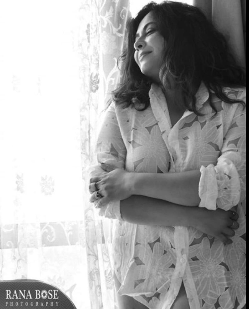 কিছু পুরোনো, আবার বেশ কয়েকটি নতুন। কেবল নতুন নয়, সাহসীও বটে। পরনে কেবলই একটি পাতলা শার্ট। 