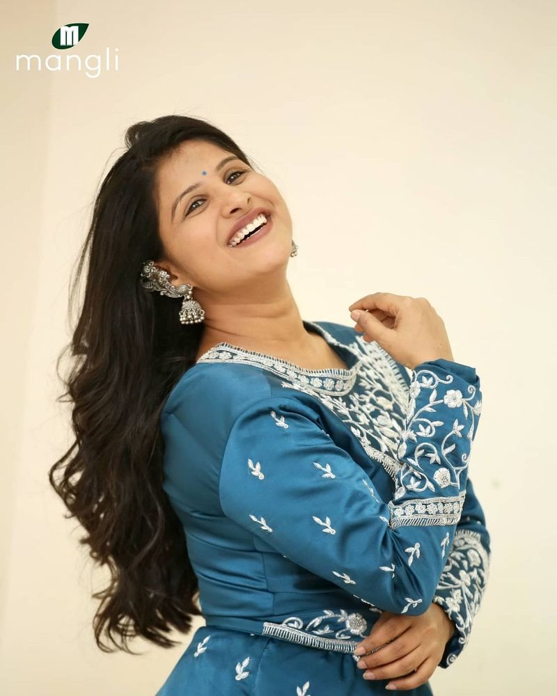 టీవీ షోలతో పాటు ప్రత్యేక కార్యక్రమాలలో తన మార్క్ నటన, అల్లరి, సాంగ్స్ తో ఆకట్టుకుంటున్న మంగ్లీ ప్రత్యేక ఆకర్షణగా నిలుస్తున్నారు.