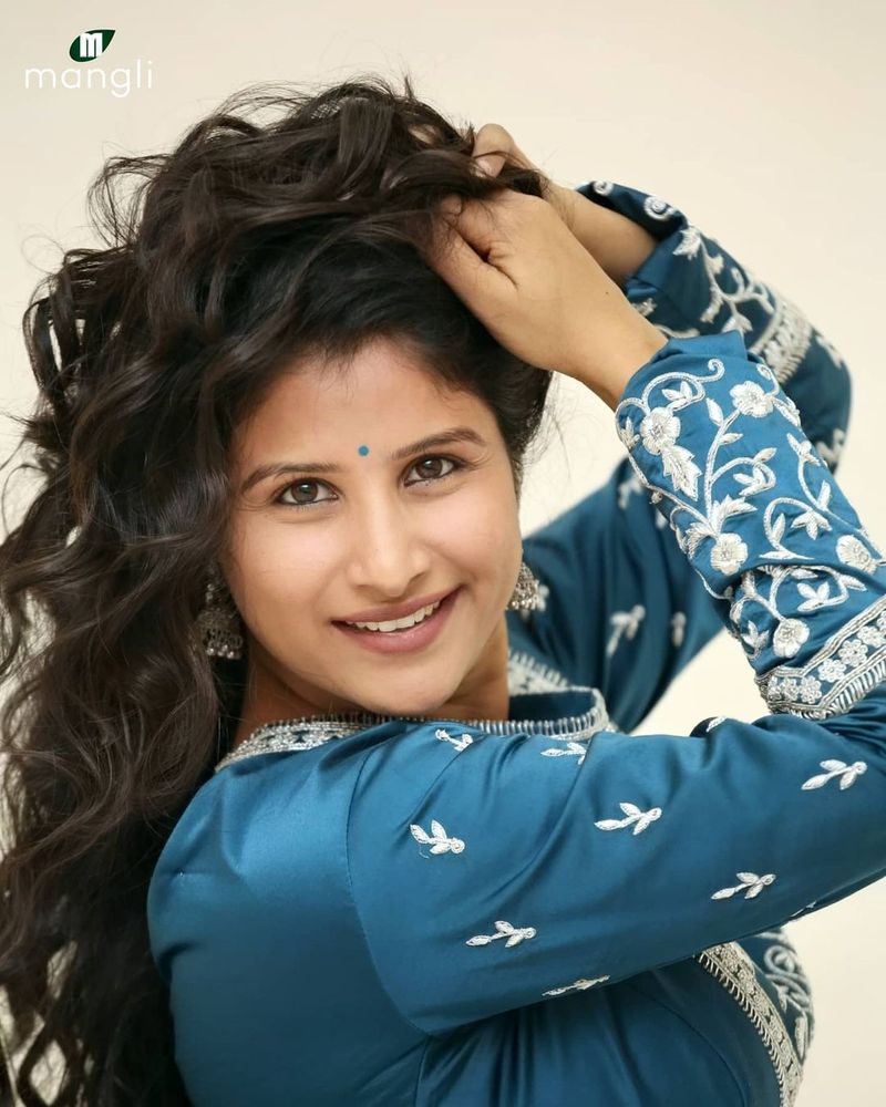 స్టార్ హీరోయిన్స్ కి కూడా మించిపోయేలా ఉన్న మంగ్లీ గ్లామర్ మరింత మంది ఫ్యాన్స్ ని సంపాదించుకునేలా ఉన్నాయి. మంగ్లీ ఫోటోలు సోషల్ మీడియాలో వైరల్ అవుతున్నాయి.