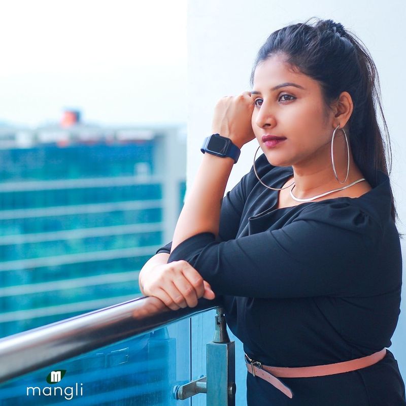 తెలంగాణా మాండలికంలో తన మార్కు మాటలతో ఆమె పలు కార్యక్రమాల ద్వారా ఆకట్టుకున్నారు. కట్టిపడేసే అరుదైన వాయిస్ కలిగిన మంగ్లీ ఈ పాట పాడినా హిట్టే అని చెప్పాలి.
