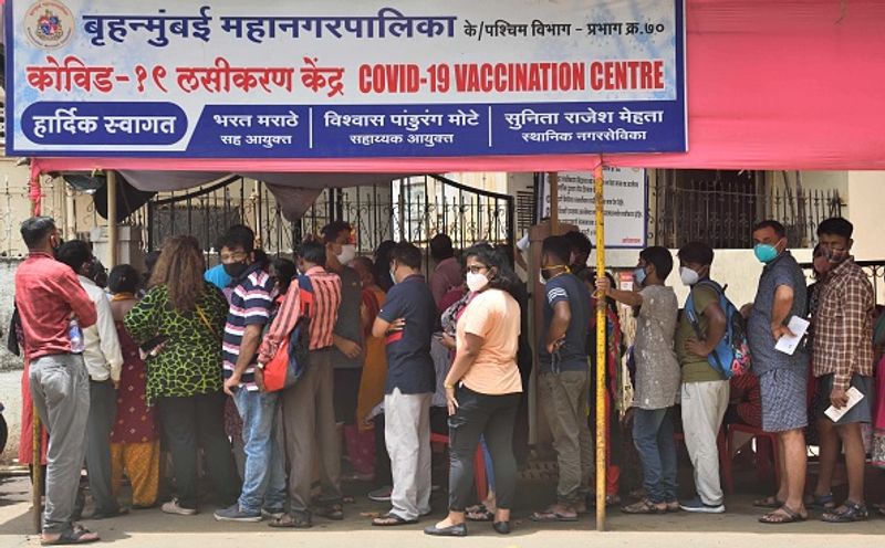 सवाल- क्या यूके में डेल्टा प्लस वेरिएंट के खतरे से लोग डरे हुए हैं?
जवाब- लंदन के सेंट जॉर्ज यूनिवर्सिटी के प्रोफेसर संजीव कृष्ण ने कहा, ये नया वेरिएंट है। कुछ बीमारियों से बचाने में वैक्सीन मदद करेगी। यह सबसे महत्वपूर्ण है। दूसरा वैक्सीनेशन है। हमें मास्क और सोशल डिस्टेंगिंस के जरिए इसे रोकना होगा।
