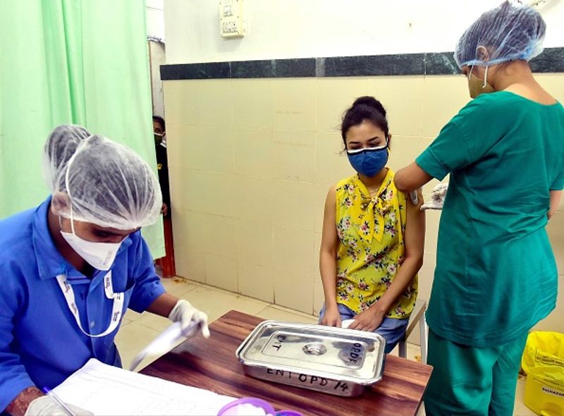 তবে চিন্তা বাড়াচ্ছে দার্জিলিং। উত্তর ২৪ পরগণার প্রায় সমানে সমানে কলকাতাতেও টপকে দাড়িয়ে দার্জিলিং জেলা। করোনার নতুন ঢেউয়ে দার্জিলিং একদিনে করোনা আক্রান্ত ১৫১ জন। কোভিডে একদিনের আক্রান্তে তৃতীয় স্থানে দার্জিলিং।