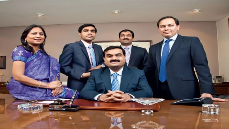 गौतम अडानी का परिवार
गौतम अडानी ने पेशे से एक डेंटिस्ट प्रीति अडानी से शादी की। वह अडानी फाउंडेशन की मैनेजिंग ट्रस्टी भी हैं। दोनों के दो बेटे करण अडानी और छोटा बेटा जीत अडानी है। दोनों ही बेटे पिता के साथ काम में हाथ बटाते हैं। उनकी बहू परिधि अडानी भी एक कॉरपोरेट वकील हैं।