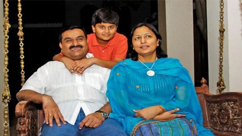 20 साल की उम्र में शुरू किया काम
कुछ समय डायमंड सॉर्टर के रूप में नौकरी करने के बाद गौतम अडानी ने हीरे का ब्रोकरेज आउटफिट खोला। अडानी बचपन से ही प्रतिभाशाली थे और उन्हें धंधे की अच्छी समझ भी थी। साल भर के अंदर ही उनका धंधा चल पड़ा। लेकिन कुछ समय बाद वह भाई की प्लास्टिक फैक्ट्री में काम करने के लिए वापस अहमदाबाद आ गए। 
