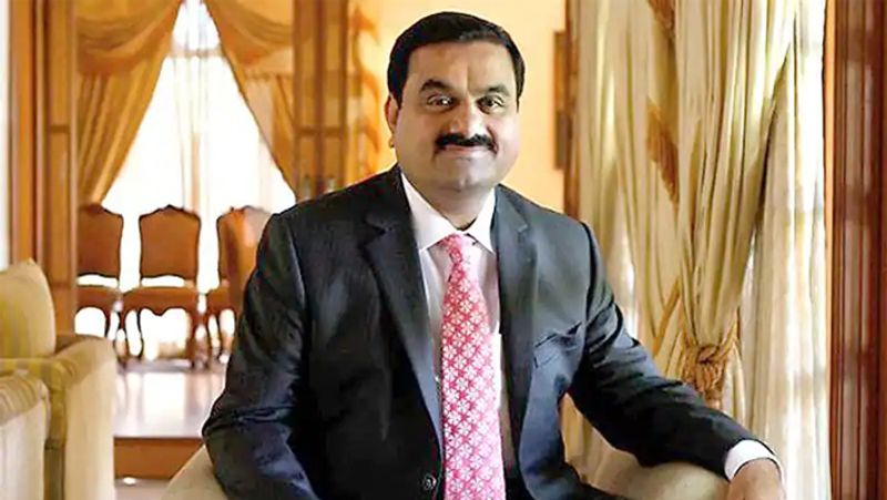 ऐसी ही अडानी की लाइफस्टाइल
अडानी की एक्सपोर्ट कंपनी देश की सबसे बड़ी एक्सपोर्ट कंपनी है। उनके पास कई BMW,Hawker 800, फरारी, तीन हेलिकॉप्टर, तीन बोम्बार्डियर और बीचक्राफ्ट प्लेन भी हैं। 