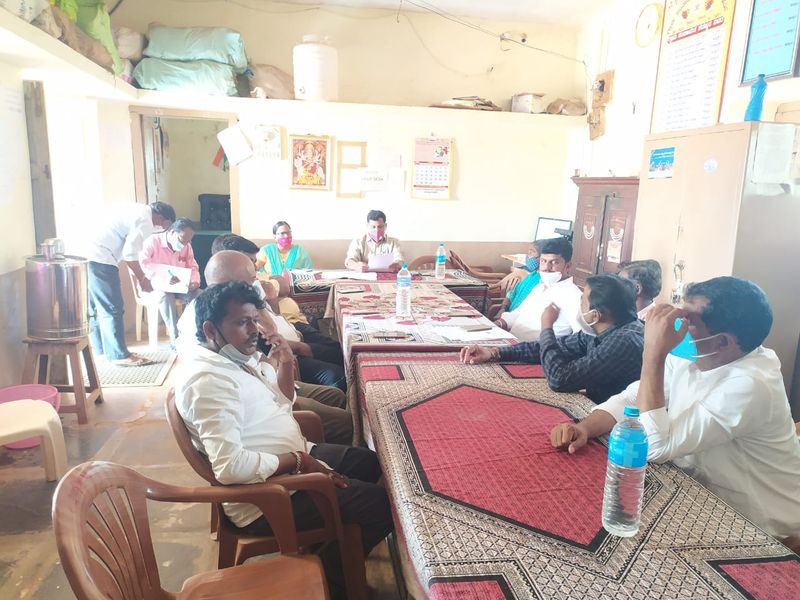 ಕೋಳಿ ಫಾರ್ಮ್ಗೆ ಭೇಟಿ ನೀಡಿ ಪರಿಶೀಲನೆ ನಡೆಸಿದ ಅಧಿಕಾರಿಕಾರಿಗಳು