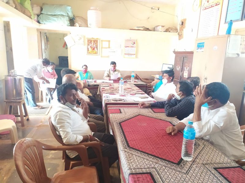 ಗ್ರಾಮ ಪಂಚಾಯ್ತಿಯಲ್ಲಿ ತುರ್ತು ಸಭೆ ನಡೆಸಿ ಫಾರ್ಮ್ ಬಂದ್ ಮಾಡಿಸುವ ಟರಾವ್
