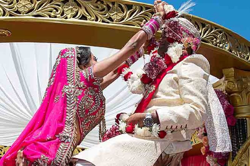 दरअसल, 20 जून रविवार को औरैया कोतवाली क्षेत्र के महाराजपुर गांव में मंगलगीत गाए जा रहे थे। क्योंकि दूल्हा बारात लेकर जो आया हुआ था। पूरा परिवार इस शादी को लेकर खुश था। अर्जुन सिंह ने अपनी बेटी अर्चना की शादी शिवम से की थी। क्योंकि शिवम पढ़े-लिखे और समझदार था, इसलिए उन्होंने पहली नजर में ही अपनी बेटी के लिए यह रिश्ता तय कर दिया था।