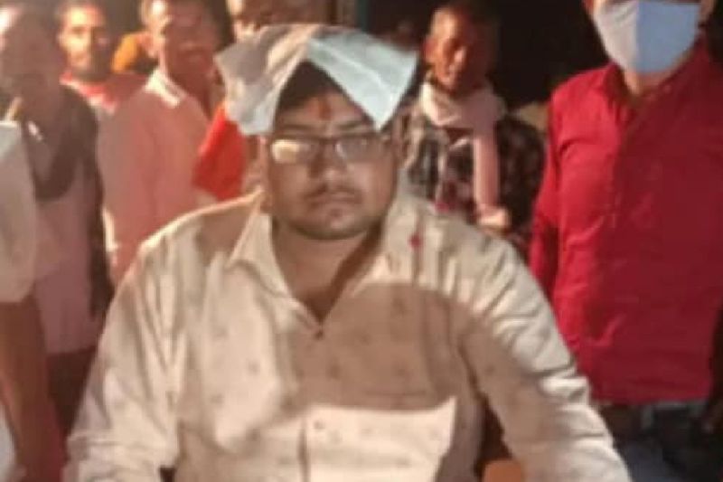दूल्हे की कमजोर आंखों को देकर दुल्हन भड़क गई और शादी करन से मना कर दिया। क्योंकि दूल्हा ना तो अखबर पढ़ पा रहा था और ना ही दूर का साफ-साफ देख पा रहा था। दुल्हन के इस फैसले पर उसके माता-पिता और रिश्तेदारों ने भी सहमति जताई और लड़के पक्ष से शादी करने से मना कर दिया।
