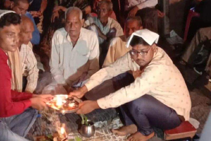 इतना ही नहीं लड़की के पक्ष के लोगों ने दहेज में दिए गए नगदी व गाड़ी को वापस करने और जो भी शादी में खर्चा हुआ सभी की वापसी की मांग की। लेकिन लड़के पक्ष के लोगों ने कुछ भी वापस करने से साफ इंकार कर दिया। इसके बाद दुल्हन के परिजनों ने धोखाधड़ी का आरोप लगाते हुए दूल्हे और उसके परिवार वालों के खिलाफ एफआईआर दर्ज करवा दी।