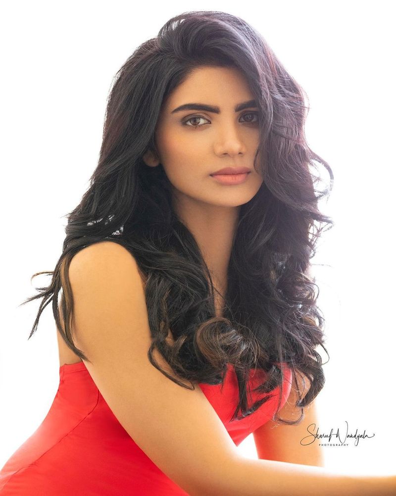 ఇక ఆ షోలో కమెడియన్ ఇమ్మానియేల్ తో వర్ష కామెడీ సూపర్ సక్సెస్ అయ్యింది. ప్రతి కార్యక్రమంలో ఇద్దరూ జంటగా కనిపిస్తూ పరోక్షంగా మేము ప్రేమికులం అని హింట్ ఇచ్చారు. లవ్ బర్డ్స్ బ్రాండ్ ఇమేజ్ ఇద్దరి కెరీర్ కి మంచి ఊపు ఇచ్చింది.